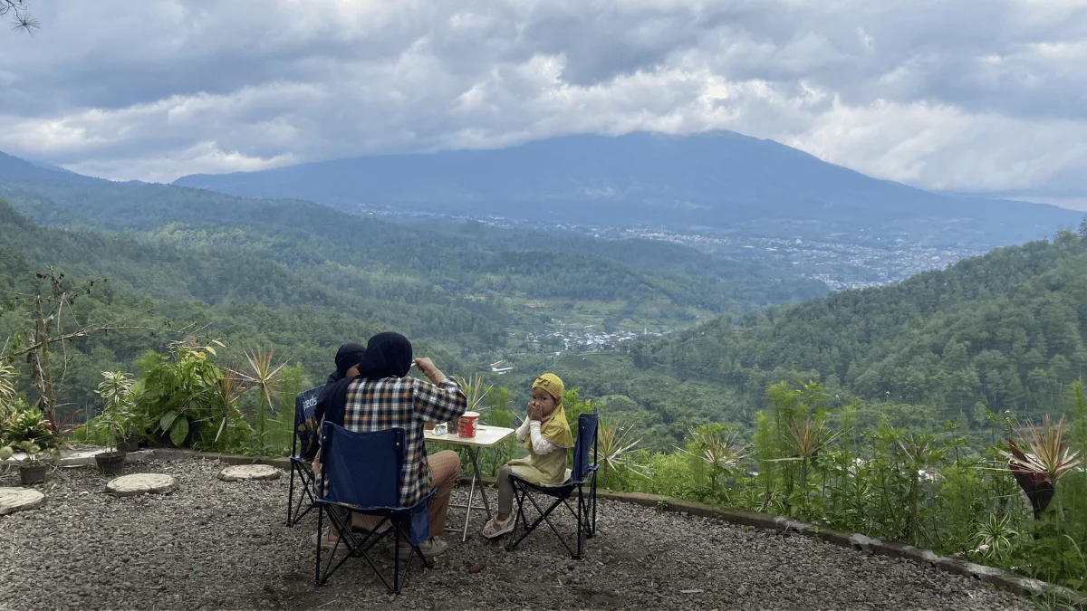 Menikmati City Light dari Atas Bukit